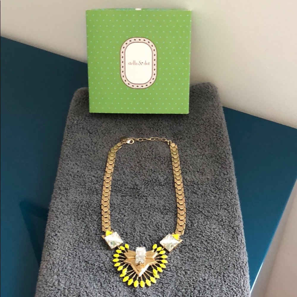 Stella and Dot Norah Pendant Necklace